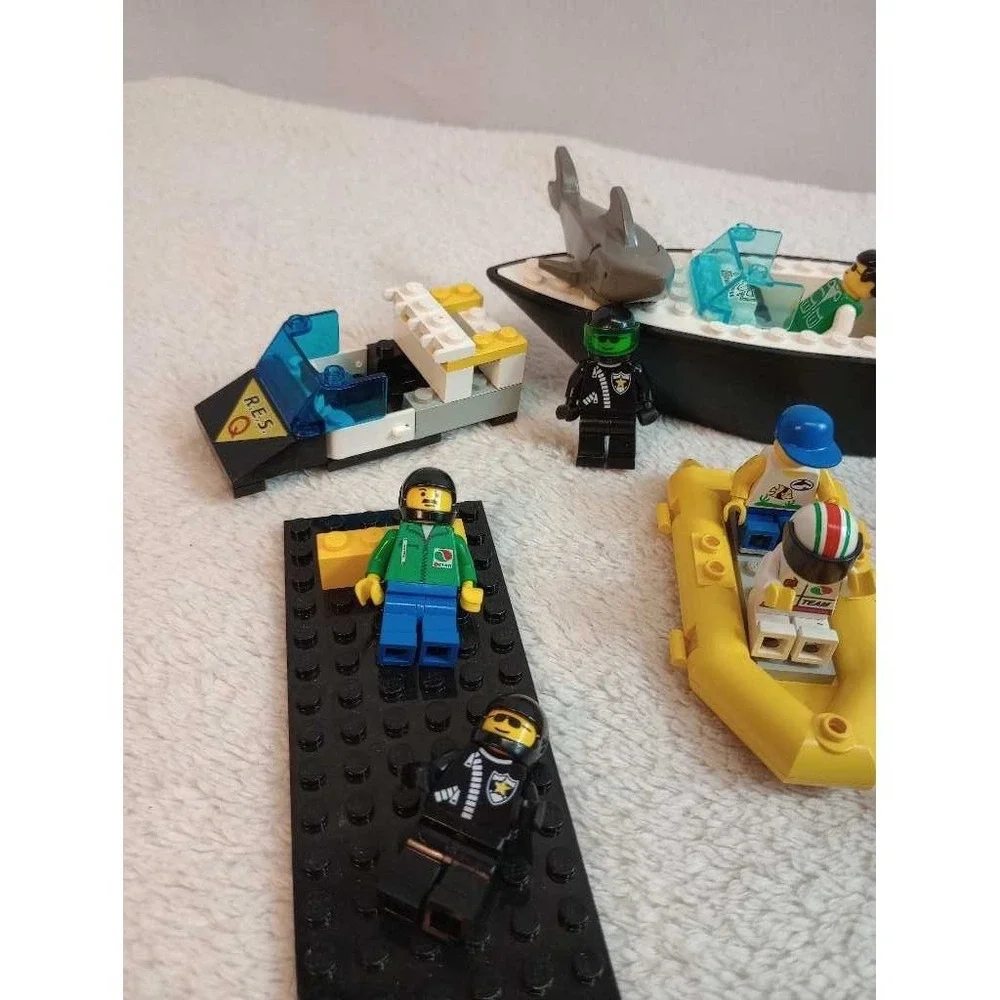 LEGO City Police Boat Shark Rescue Minifigure‎ Vehicles Set